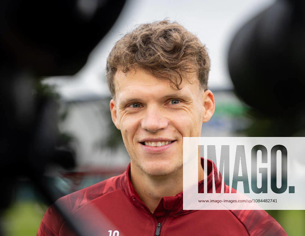 Robin Fellhauer (FC Augsburg 19) im Interview am Trainingsplatz; FC Augsburg, Training,