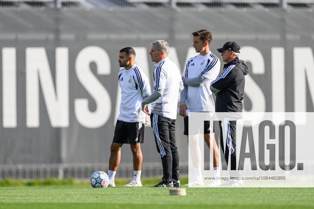 SOCCER - UEFA CL, LASK vs Liverpool LINZ,AUSTRIA,13.OCT.26 - SOCCER - UEFA Champions League, Linzer ASK vs Liverpool FC, preview, training LASK. Image shows head coach Dietmar Kuehbauer, assistant coach Manfred Nastl and assistant coach Maximilian Ritscher (LASK). GEPAxpictures xChristianxMoser