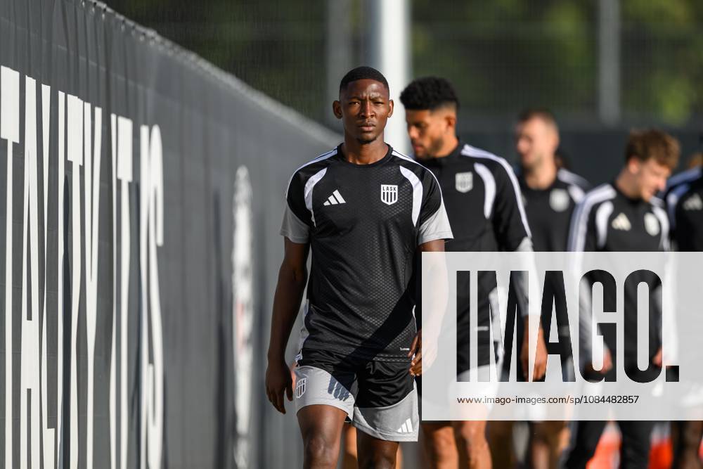 SOCCER - UEFA CL, LASK vs Liverpool LINZ,AUSTRIA,13.OCT.26 - SOCCER - UEFA Champions League, Linzer ASK vs Liverpool FC, preview, training LASK. Image shows Junior Yvan Nyabeye Dibango (LASK). GEPAxpictures xChristianxMoser
