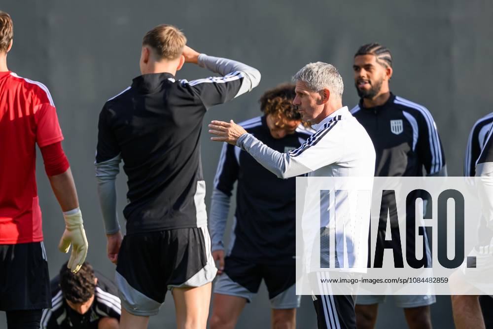 SOCCER - UEFA CL, LASK vs Liverpool LINZ,AUSTRIA,13.OCT.26 - SOCCER - UEFA Champions League, Linzer ASK vs Liverpool FC, preview, training LASK. Image shows head coach Dietmar Kuehbauer and players of LASK. GEPAxpictures xChristianxMoser