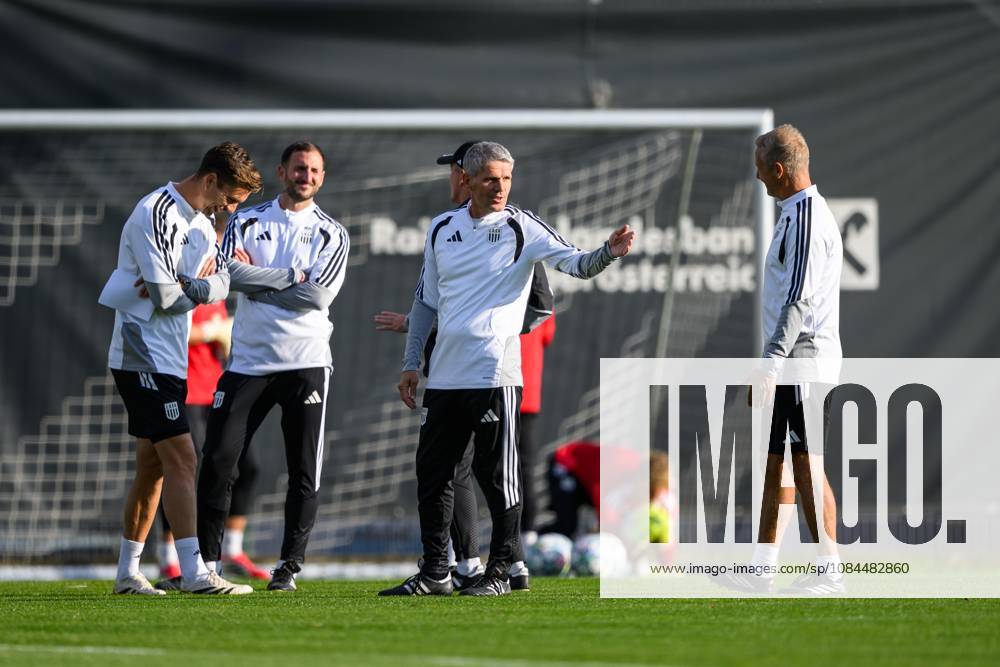 SOCCER - UEFA CL, LASK vs Liverpool LINZ,AUSTRIA,13.OCT.26 - SOCCER - UEFA Champions League, Linzer ASK vs Liverpool FC, preview, training LASK. Image shows assistant coach Maximilian Ritscher and head coach Dietmar Kuehbauer (LASK). GEPAxpictures xChristianxMoser