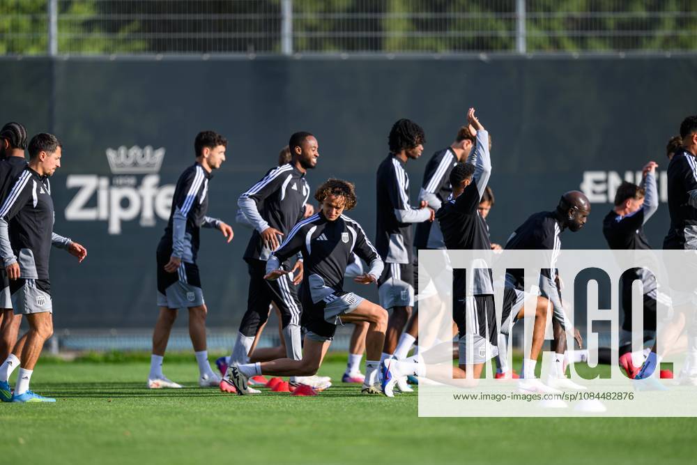 SOCCER - UEFA CL, LASK vs Liverpool LINZ,AUSTRIA,13.OCT.26 - SOCCER - UEFA Champions League, Linzer ASK vs Liverpool FC, preview, training LASK. Image shows players of LASK. GEPAxpictures xChristianxMoser