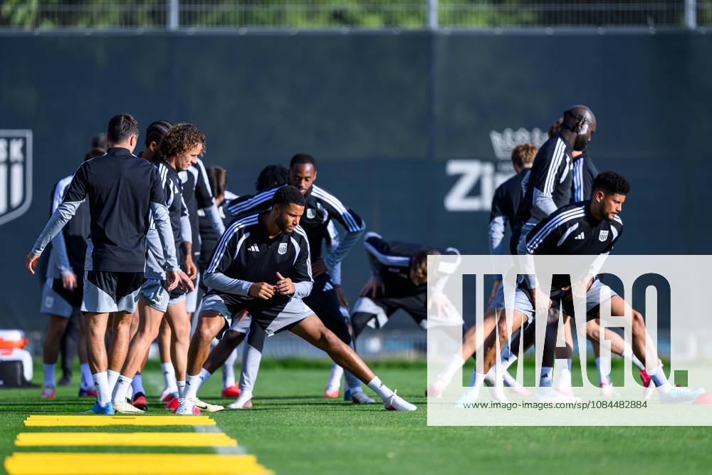 SOCCER - UEFA CL, LASK vs Liverpool LINZ,AUSTRIA,13.OCT.26 - SOCCER - UEFA Champions League, Linzer ASK vs Liverpool FC, preview, training LASK. Image shows Xavier Mbuyamba (LASK). GEPAxpictures xChristianxMoser