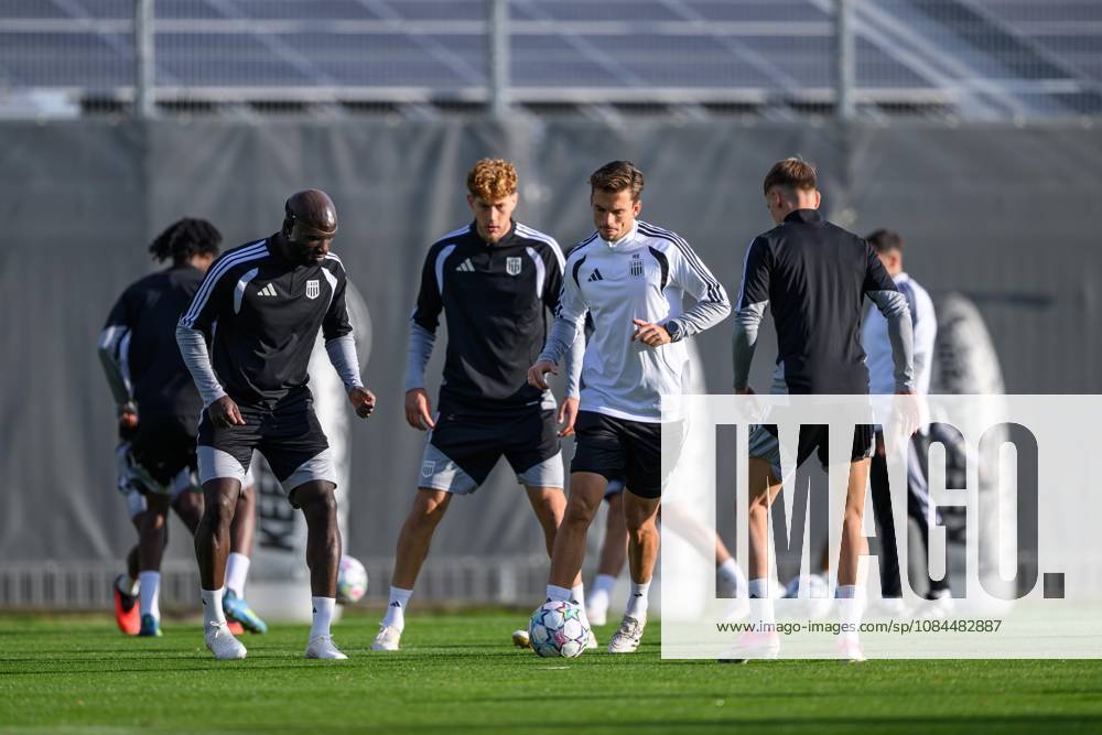 SOCCER - UEFA CL, LASK vs Liverpool LINZ,AUSTRIA,13.OCT.26 - SOCCER - UEFA Champions League, Linzer ASK vs Liverpool FC, preview, training LASK. Image shows Samuel Adeniran and assistant coach Maximilian Ritscher (LASK). GEPAxpictures xChristianxMoser