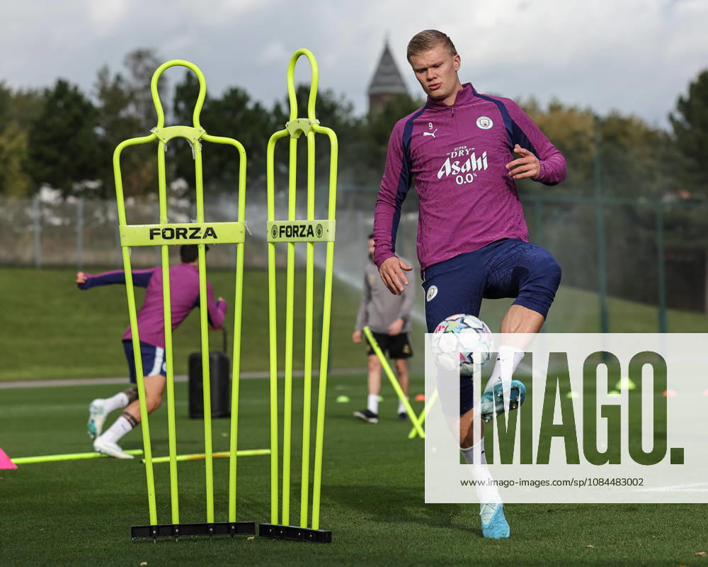 UEFA Champions League press conference, PK, Pressekonferenz and open training Matchday 2 of 8 Manchester City v Paris Saint-Germain Erling Haaland of Manchester City in the training session during the UEFA Champions League press conference and open training Matchday 2 of 8 Manchester City vs Paris Saint-Germain at City Football Academy, Manchester, United Kingdom on 13 October 2026 (Photo by Mark Cosgrove News Images) Manchester City Football Academy Greater Manchester United, ManU Kingdom
