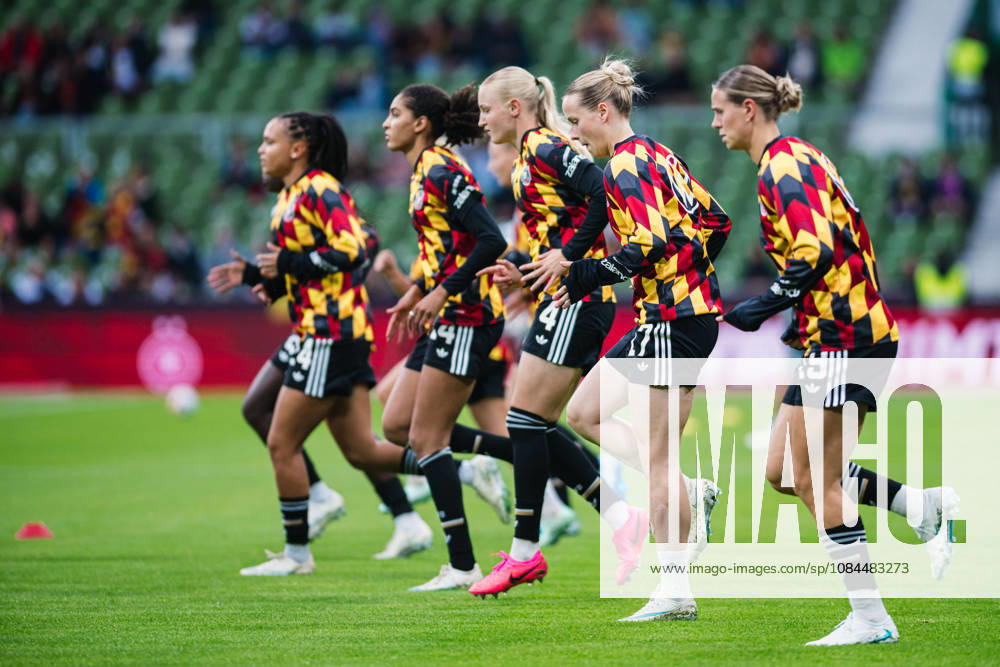 Länderspiel: Deutschland vs. Japan, 13.10.2026 Deutschland macht sich warm, Franziska Kett (Deutschland, 17); Fußball, Frauen-Nationalmannschaft, Länderspiel: Deutschland vs. Japan am 13.10.2026 im Weserstadion, Bremen DFB REGULATIONS PROHIBIT ANY USE OF PHOTOGRAPHS AS IMAGE SEQUENCES AND OR QUASI-VIDEO.