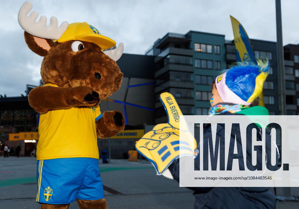 Mascot Nick with young fans of Sweden ahead of the FIFA Women s World Cup qualifier play-off football match between Sweden and Lithuania on October 13, 2026 in Stockholm. Photo: Caisa Rasmussen BILDBYRÅN COP 353 JZ0769 fotboll football soccer fotball vm-kval kval fifa womens world cup qualifier qualifier sverige sweden lithuania dam bbeng litauen publik maskot barn ungdom