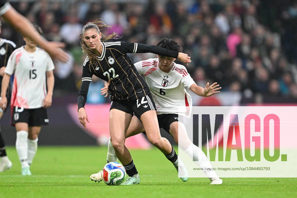 Frauen Laenderspiel - 26 27 - Deutschland - Japan am 13.10.2026 im Weserstadion in Bremen Jule Brand (Deutschland) im Zweikampf gegen Toko Koga (Japan)