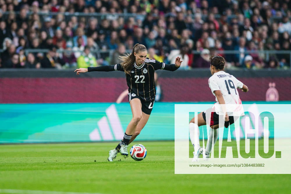 Länderspiel: Deutschland vs. Japan, 13.10.2026 Jule Brand (Deutschland, 22) gegen Momoko Tanikawa (Japan, 19); Fußball, Frauen-Nationalmannschaft, Länderspiel: Deutschland vs. Japan am 13.10.2026 im Weserstadion, Bremen DFB REGULATIONS PROHIBIT ANY USE OF PHOTOGRAPHS AS IMAGE SEQUENCES AND OR QUASI-VIDEO.