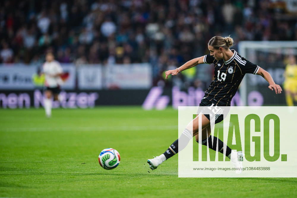 Länderspiel: Deutschland vs. Japan, 13.10.2026 Klara Bühl (Deutschland, 19); Fußball, Frauen-Nationalmannschaft, Länderspiel: Deutschland vs. Japan am 13.10.2026 im Weserstadion, Bremen DFB REGULATIONS PROHIBIT ANY USE OF PHOTOGRAPHS AS IMAGE SEQUENCES AND OR QUASI-VIDEO.