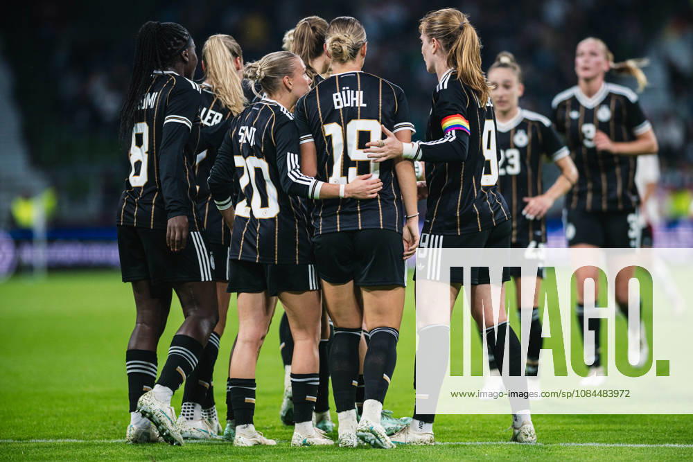 Länderspiel: Deutschland vs. Japan, 13.10.2026 TOR, JUBEL zum 1:1 durch Linda Dallmann (Deutschland, 16); Fußball, Frauen-Nationalmannschaft, Länderspiel: Deutschland vs. Japan am 13.10.2026 im Weserstadion, Bremen DFB REGULATIONS PROHIBIT ANY USE OF PHOTOGRAPHS AS IMAGE SEQUENCES AND OR QUASI-VIDEO.