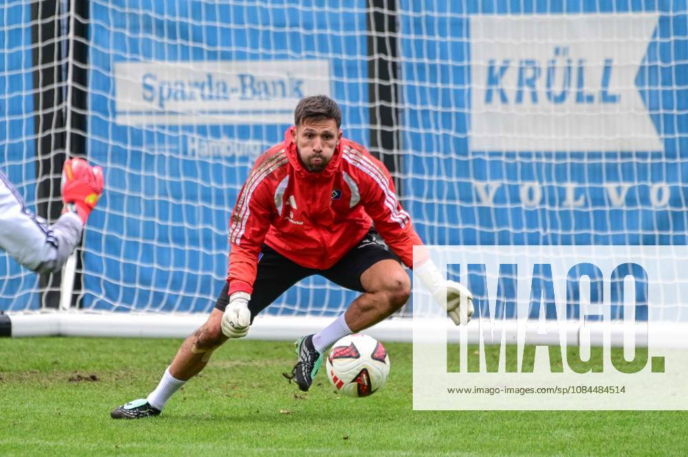 Heuer Fernandes Daniel ( HSV ) hält den Ball Deutschland , Hamburg , Volksparkstadion , Fussball , 1. Bundesliga , Training des Hamburger SV