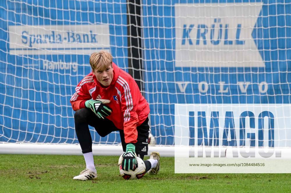 Sander Tangvik ( HSV ) hält den Ball Deutschland , Hamburg , Volksparkstadion , Fussball , 1. Bundesliga , Training des Hamburger SV