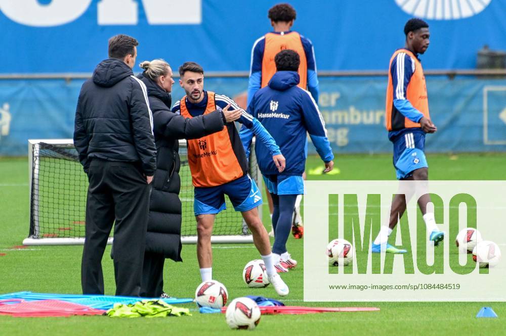 Claus Costa Direktor Profifußball Kathleen Krüger Vorstand begrüsst Vieira Fabio ( HSV ) Deutschland , Hamburg , Volksparkstadion , Fussball , 1. Bundesliga , Training des Hamburger SV