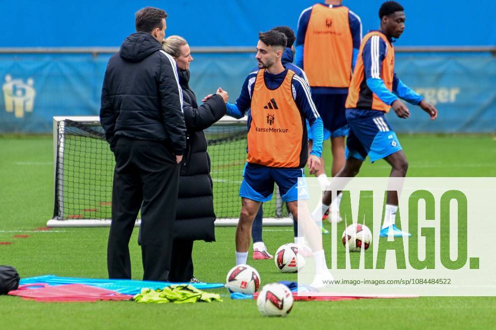 Claus Costa Direktor Profifußball Kathleen Krüger Vorstand begrüsst Vieira Fabio ( HSV ) Deutschland , Hamburg , Volksparkstadion , Fussball , 1. Bundesliga , Training des Hamburger SV