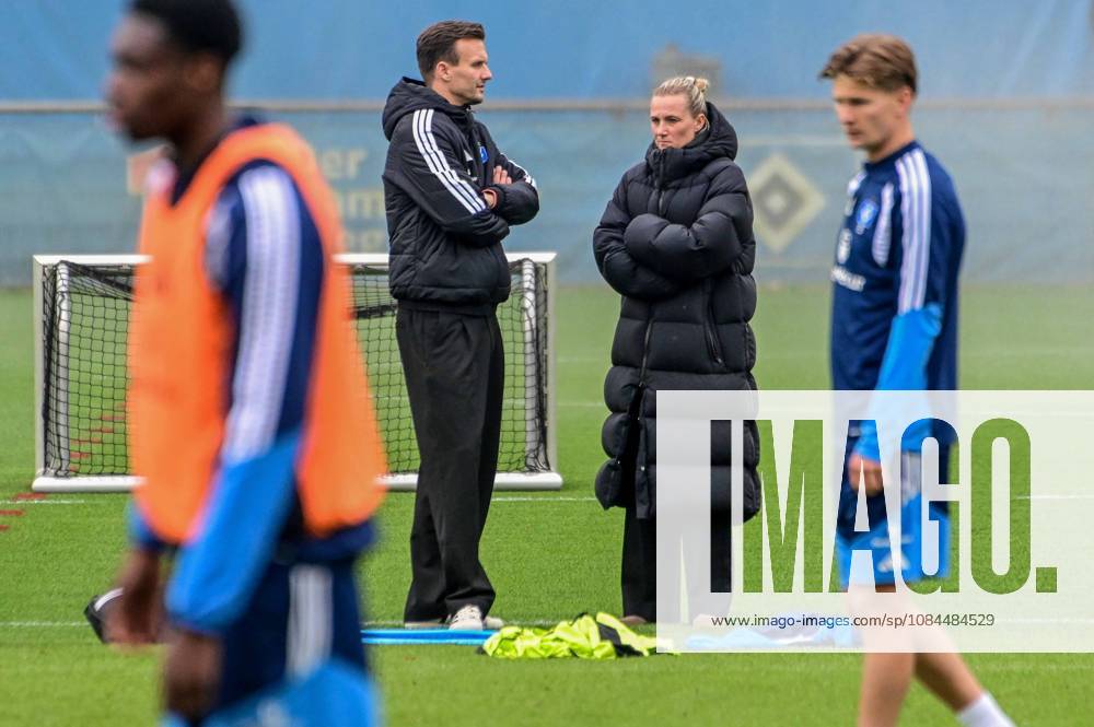 Claus Costa Direktor Profifußball Kathleen Krüger Vorstand ( HSV ) Deutschland , Hamburg , Volksparkstadion , Fussball , 1. Bundesliga , Training des Hamburger SV