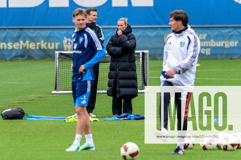Moller Wolfe David Claus Costa Direktor Profifußball Kathleen Krüger Vorstand Trainer Merlin Polzin ( HSV ) Deutschland , Hamburg , Volksparkstadion , Fussball , 1. Bundesliga , Training des Hamburger SV