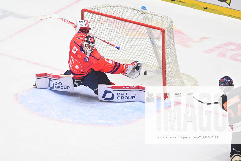 Ice hockey, Eishockey Champions League match: HC Dynamo Pardubice vs Vaxjo Lakers Hockey Club in Pardubice, Czech Republic, October 13, 2026. Goalie of Pardubice Roman Will, Peter Cehlarik of Vaxjo. (CTKxPhoto JosefxVostarek) CTKPhotoP2026101306745 CTKPhotoP2026101306745