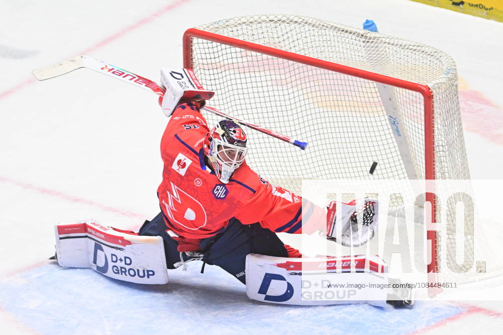 Ice hockey, Eishockey Champions League match: HC Dynamo Pardubice vs Vaxjo Lakers Hockey Club in Pardubice, Czech Republic, October 13, 2026. Goalie of Pardubice Roman Will receives goal. (CTKxPhoto JosefxVostarek) CTKPhotoP2026101306752 CTKPhotoP2026101306752