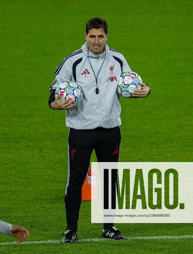 Football - UEFA Champions League - LASK v Liverpool FC - MD-1 LINZ, AUSTRIA - Tuesday, October 13, 2026: Liverpool s head coach Andoni Iraola during a training session ahead of the UEFA Champions League 2026 27 League Phase MD2 match between LASK and Liverpool FC at the Oberösterreich Arena. (Photo by David Rawcliffe Propaganda) LINZ Oberösterreich Arena UPPER AUSTRIA AUSTRIA