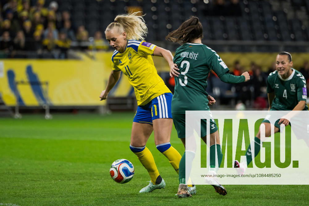 Stina Blackstenius of Sweden and Laura Kubiliute of Lithuania during the FIFA Women s World Cup qualifier play-off football match between Sweden and Lithuania on October 13, 2026 in Stockholm. Photo: Jesper Zerman BILDBYRÅN kod JZ JZ0769 fotboll football soccer fotball vm-kval kval fifa womens world cup qualifier qualifier sverige sweden lithuania dam bbeng litauen