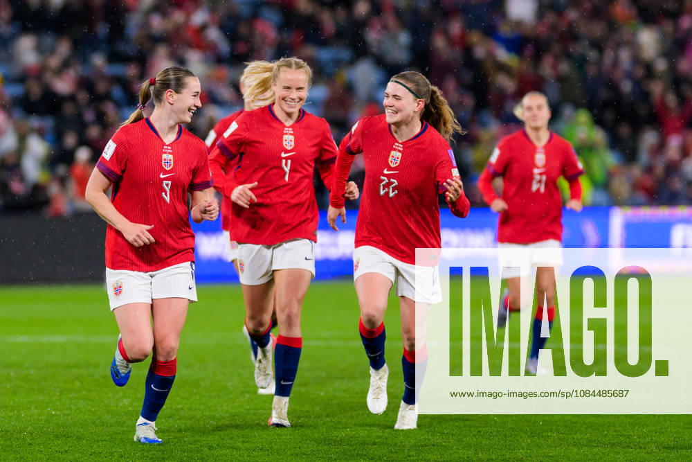Elisabeth Terland, Julie Blakstad and Signe Gaupset of Norway celebrate after 4-0 during the FIFA Women s World Cup Qualifier football match between Norway and Romania on October 13, 2026 in Oslo. Photo: Marius Simensen BILDBYRÅN COP 238 MM0076 bbeng dam fotball football fotboll soccer FIFA World Cup, WM, Weltmeisterschaft, Fussball qualifiers vm-kvalifisering kvinner vm kvalik landskamp norge norway romania jubel