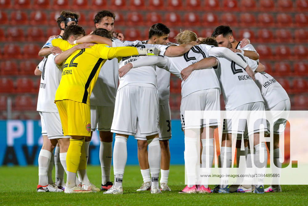 Landsberger Spieler schwoeren sich mit einem Mannschaftskreis, Teamkreis, Konzentration, Kameradschaft, Ansprache, Motivation, vor dem Anpfiff ein, 13.10.2026, Unterhaching (Deutschland), Fussball, Regionalliga Bayern, SpVgg Unterhaching - TSV 1882 Landsberg