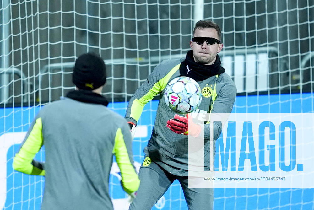 Champions League Bodo Glimt Borussia Dortmund Bodo 20261013 Borussia Dortmund s goalkeepers are training while wearing a certain type of glasses at Aspmyra Stadium, the day of the Champions League soccer match between Bodo Glimt and Borussia Dortmund. Photo: Terje Pedersen, NTB, Bodo, Norway. . RESTRICTED USE FOR BETTING COMPANIES.