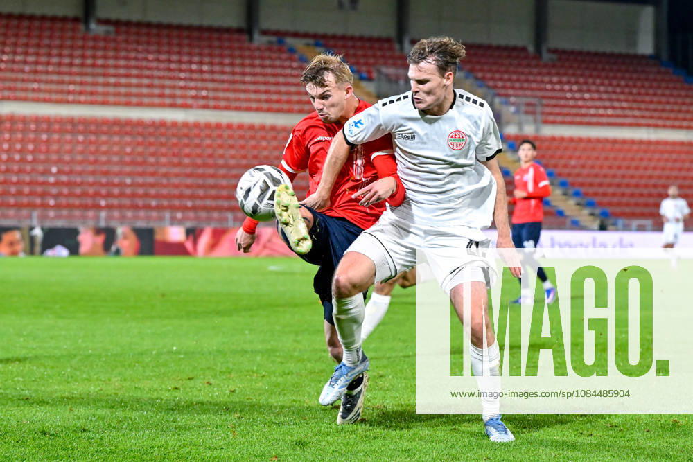 V.li.: Andy Breuer (Unterhaching, 26) Leon Bucher (Landsberg, 20) im Zweikampf, Duell, duel, tackle, Dynamik, Action, Aktion, 13.10.2026, Unterhaching (Deutschland), Fussball, Regionalliga Bayern, SpVgg Unterhaching - TSV 1882 Landsberg