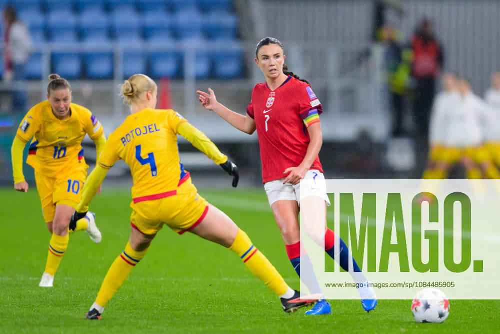 Cristina Botojel of Romania and Ingrid Syrstad Engen of Norway during the FIFA Women s World Cup Qualifier football match between Norway and Romania on October 13, 2026 in Oslo. Photo: Marius Simensen BILDBYRÅN COP 238 MM0076 bbeng dam fotball football fotboll soccer FIFA World Cup, WM, Weltmeisterschaft, Fussball qualifiers vm-kvalifisering kvinner vm kvalik landskamp norge norway romania