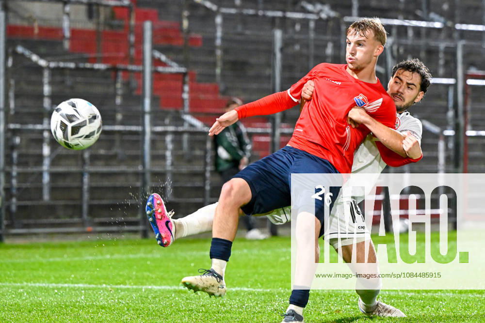 V.li.: Andy Breuer (Unterhaching, 26) Maximilian Holdenrieder (Landsberg, 14) im Zweikampf, Duell, duel, tackle, Dynamik, Action, Aktion, 13.10.2026, Unterhaching (Deutschland), Fussball, Regionalliga Bayern, SpVgg Unterhaching - TSV 1882 Landsberg