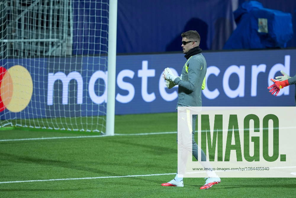 Champions League Bodo Glimt Borussia Dortmund Bodo 20261013 Borussia Dortmund s goalkeepers are training while wearing a certain type of glasses at Aspmyra Stadium, the day of the Champions League soccer match between Bodo Glimt and Borussia Dortmund. Photo: Terje Pedersen, NTB, Bodo, Norway. . RESTRICTED USE FOR BETTING COMPANIES.
