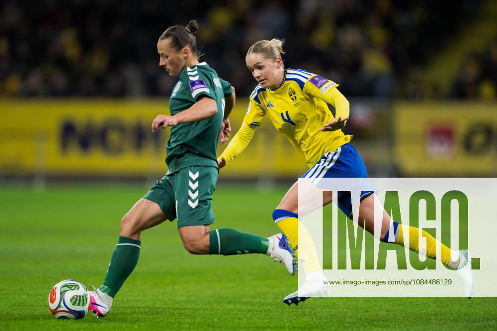 Algimante Mikutaite of Lithuania and Hanna Lundkvist of Sweden during the FIFA Women s World Cup qualifier play-off football match between Sweden and Lithuania on October 13, 2026 in Stockholm. Photo: Jesper Zerman BILDBYRÅN kod JZ JZ0769 fotboll football soccer fotball vm-kval kval fifa womens world cup qualifier qualifier sverige sweden lithuania dam bbeng litauen