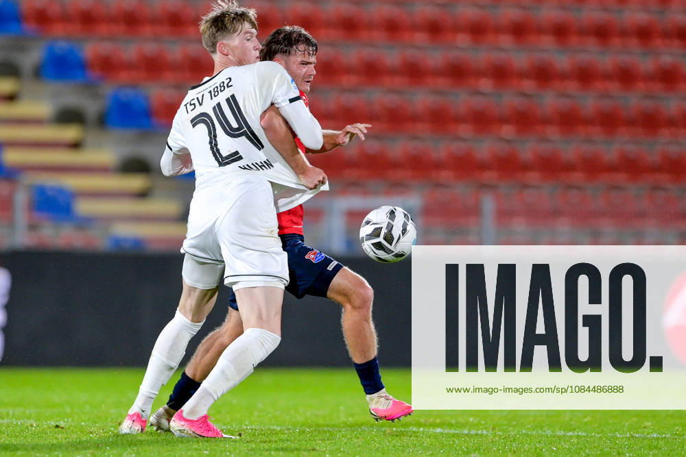 V.li.: Benedikt Kuhn (Landsberg, 24) Jeroen Krupa (Unterhaching, 9) im Zweikampf, Duell, duel, tackle, Dynamik, Action, Aktion, 13.10.2026, Unterhaching (Deutschland), Fussball, Regionalliga Bayern, SpVgg Unterhaching - TSV 1882 Landsberg