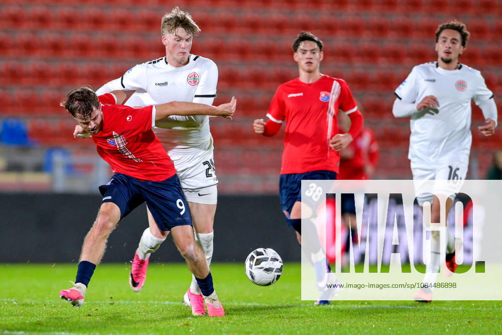 V.li.: Jeroen Krupa (Unterhaching, 9) Benedikt Kuhn (Landsberg, 24) im Zweikampf, Duell, duel, tackle, Dynamik, Action, Aktion, 13.10.2026, Unterhaching (Deutschland), Fussball, Regionalliga Bayern, SpVgg Unterhaching - TSV 1882 Landsberg