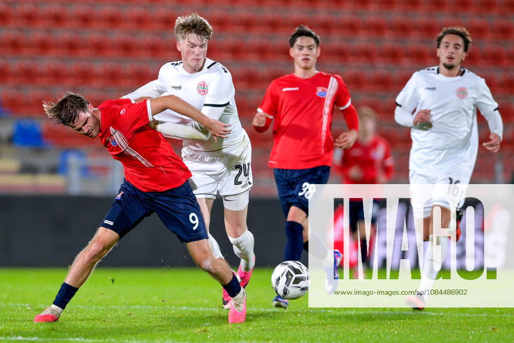V.li.: Jeroen Krupa (Unterhaching, 9) Benedikt Kuhn (Landsberg, 24) im Zweikampf, Duell, duel, tackle, Dynamik, Action, Aktion, 13.10.2026, Unterhaching (Deutschland), Fussball, Regionalliga Bayern, SpVgg Unterhaching - TSV 1882 Landsberg
