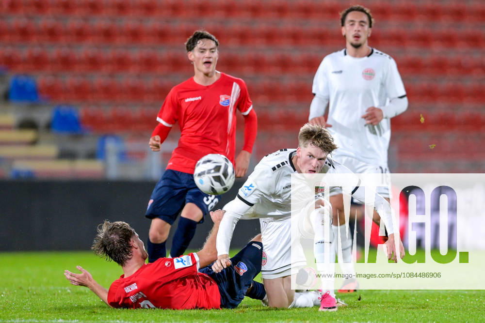 V.li.: Jeroen Krupa (Unterhaching, 9) Benedikt Kuhn (Landsberg, 24) im Zweikampf, Duell, duel, tackle, Dynamik, Action, Aktion, 13.10.2026, Unterhaching (Deutschland), Fussball, Regionalliga Bayern, SpVgg Unterhaching - TSV 1882 Landsberg