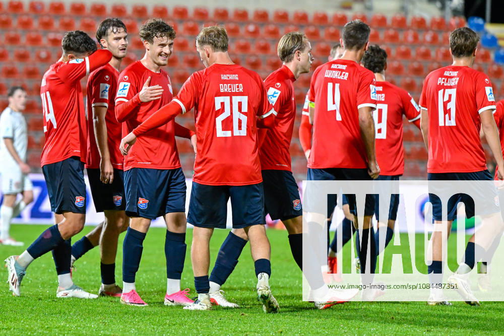 Unterhachinger Spieler mit Torjubel, Jubel, Torjubel, Torerfolg, celebrate the goal, goal, celebration, Jubel ueber das Tor zum 3:0 durch Andy Breuer (Unterhaching, 26) , optimistisch, Action, Aktion, 13.10.2026, Unterhaching (Deutschland), Fussball, Regionalliga Bayern, SpVgg Unterhaching - TSV 1882 Landsberg