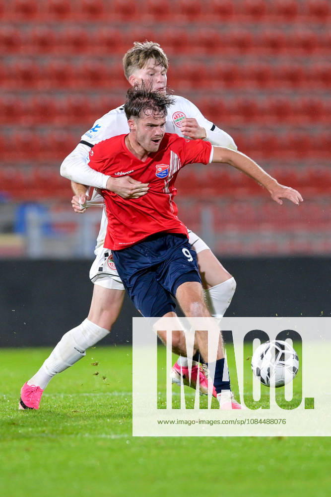 V.li.: Jeroen Krupa (Unterhaching, 9) Benedikt Kuhn (Landsberg, 24) im Zweikampf, Duell, duel, tackle, Dynamik, Action, Aktion, 13.10.2026, Unterhaching (Deutschland), Fussball, Regionalliga Bayern, SpVgg Unterhaching - TSV 1882 Landsberg