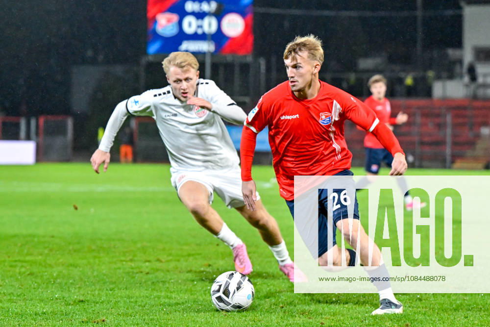 V.li.: Maximilian Seemueller (Landsberg, 11) Andy Breuer (Unterhaching, 26) im Zweikampf, Duell, duel, tackle, Dynamik, Action, Aktion, 13.10.2026, Unterhaching (Deutschland), Fussball, Regionalliga Bayern, SpVgg Unterhaching - TSV 1882 Landsberg
