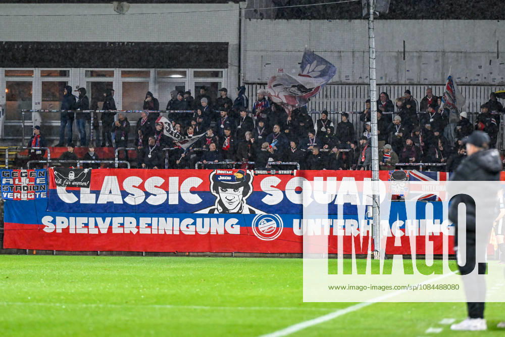 Unterhachinger Fans schwenken Fahnen und machen Stimmung, Fans, Publikum, Zuschauer, Stimmung, Atmosphaere, Stadion, 13.10.2026, Unterhaching (Deutschland), Fussball, Regionalliga Bayern, SpVgg Unterhaching - TSV 1882 Landsberg