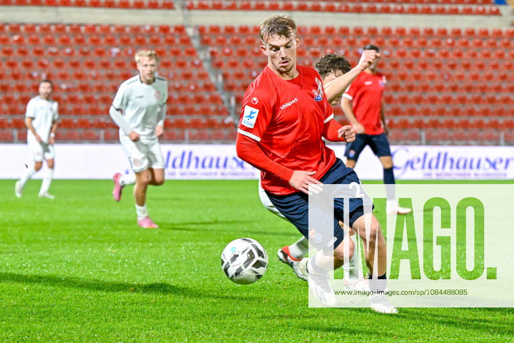 Andy Breuer (Unterhaching, 26) am Ball, 13.10.2026, Unterhaching (Deutschland), Fussball, Regionalliga Bayern, SpVgg Unterhaching - TSV 1882 Landsberg