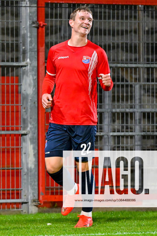 Torschütze Cornelius Pfeiffer (Unterhaching, 22) mit Torjubel, Jubel, Torjubel, Torerfolg, celebrate the goal, goal, celebration, Jubel ueber das Tor zum 1:0, optimistisch, Freisteller, Einzelbild, Aktion, Action, 13.10.2026, Unterhaching (Deutschland), Fussball, Regionalliga Bayern, SpVgg Unterhaching - TSV 1882 Landsberg