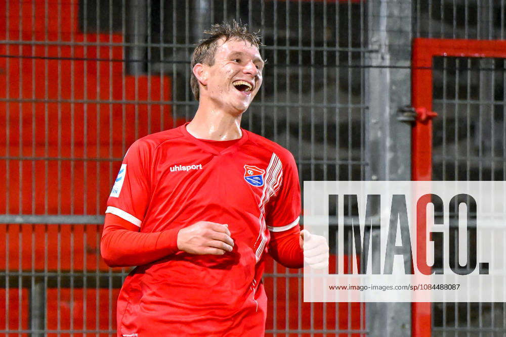 Torschütze Cornelius Pfeiffer (Unterhaching, 22) mit Torjubel, Jubel, Torjubel, Torerfolg, celebrate the goal, goal, celebration, Jubel ueber das Tor zum 1:0, optimistisch, Einzelbild, Aktion, Action, 13.10.2026, Unterhaching (Deutschland), Fussball, Regionalliga Bayern, SpVgg Unterhaching - TSV 1882 Landsberg