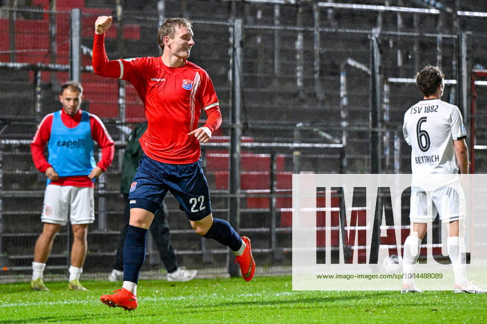 V.li.: Torschütze Cornelius Pfeiffer (Unterhaching, 22) mit Torjubel, Jubel, Torjubel, Torerfolg, celebrate the goal, goal, celebration, Jubel ueber das Tor zum 2:0, optimistisch, Action, Aktion, Lukas Bettrich (Landsberg, 6) enttaeuscht schauend, Enttaeuschung, Frustration, disappointed, pessimistisch, 13.10.2026, Unterhaching (Deutschland), Fussball, Regionalliga Bayern, SpVgg Unterhaching - TSV 1882 Landsberg