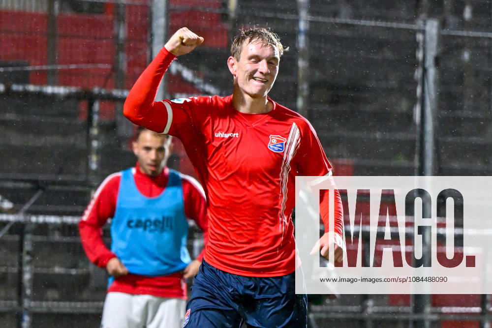 Torschütze Cornelius Pfeiffer (Unterhaching, 22) mit Torjubel, Jubel, Torjubel, Torerfolg, celebrate the goal, goal, celebration, Jubel ueber das Tor zum 2:0, optimistisch, Einzelbild, Aktion, Action, 13.10.2026, Unterhaching (Deutschland), Fussball, Regionalliga Bayern, SpVgg Unterhaching - TSV 1882 Landsberg