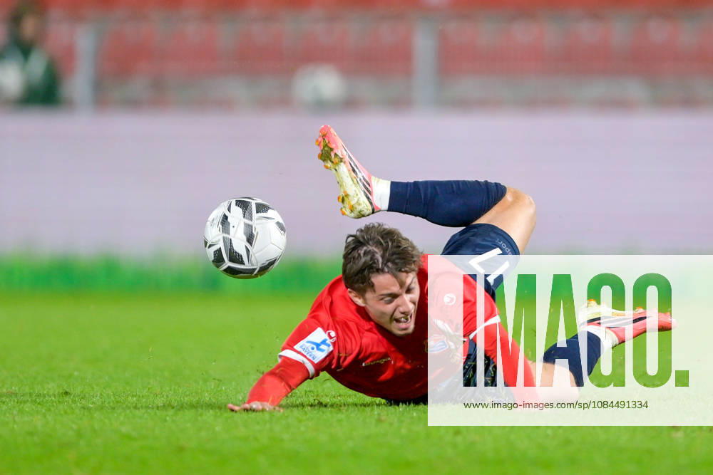 Samuel Weiss (Unterhaching, 17) kommt nach einem Foul zu Fall, Freisteller, Einzelbild, Aktion, Action, 13.10.2026, Unterhaching (Deutschland), Fussball, Regionalliga Bayern, SpVgg Unterhaching - TSV 1882 Landsberg