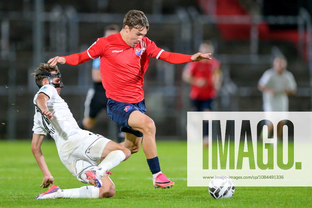 V.li.: Kilian Pittrich (Landsberg, 21) Jakob Schmid (Unterhaching, 15) im Zweikampf, Duell, duel, tackle, Dynamik, Action, Aktion, 13.10.2026, Unterhaching (Deutschland), Fussball, Regionalliga Bayern, SpVgg Unterhaching - TSV 1882 Landsberg