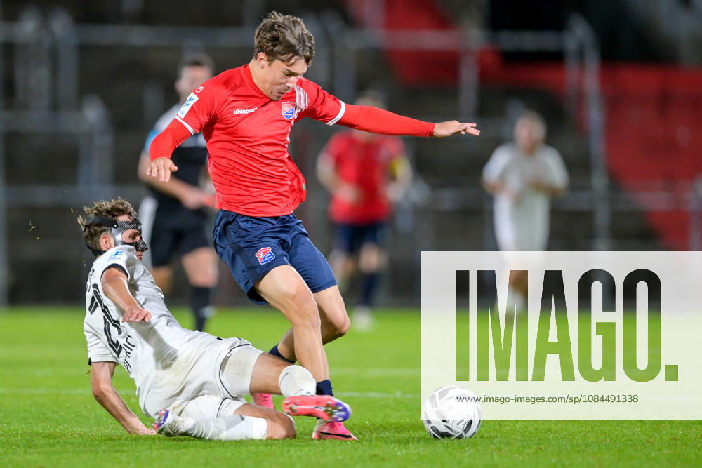 V.li.: Kilian Pittrich (Landsberg, 21) Jakob Schmid (Unterhaching, 15) im Zweikampf, Duell, duel, tackle, Dynamik, Action, Aktion, 13.10.2026, Unterhaching (Deutschland), Fussball, Regionalliga Bayern, SpVgg Unterhaching - TSV 1882 Landsberg