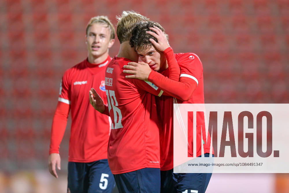 V.li.: Ben Westermeier (Unterhaching, 5), Andy Breuer (Unterhaching, 26) und Torschütze zum 4:0 mit Torjubel, Jubel, Torjubel, Torerfolg, celebrate the goal, goal, celebration, Jubel ueber das Tor, optimistisch, Action, Aktion, 13.10.2026, Unterhaching (Deutschland), Fussball, Regionalliga Bayern, SpVgg Unterhaching - TSV 1882 Landsberg